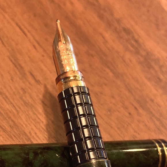 Waterman Exclusive Fountain Pen 18K ideal Nib, Green Marble - Picture 3 of 5